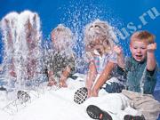 Дети играют в искусственном снегу